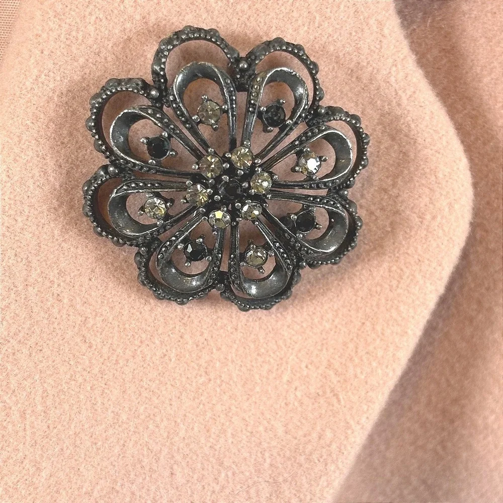 Vintage Style Gunmetal Filigree Flower Brooch Grey Clear Rhinestone Floral Pin‎
